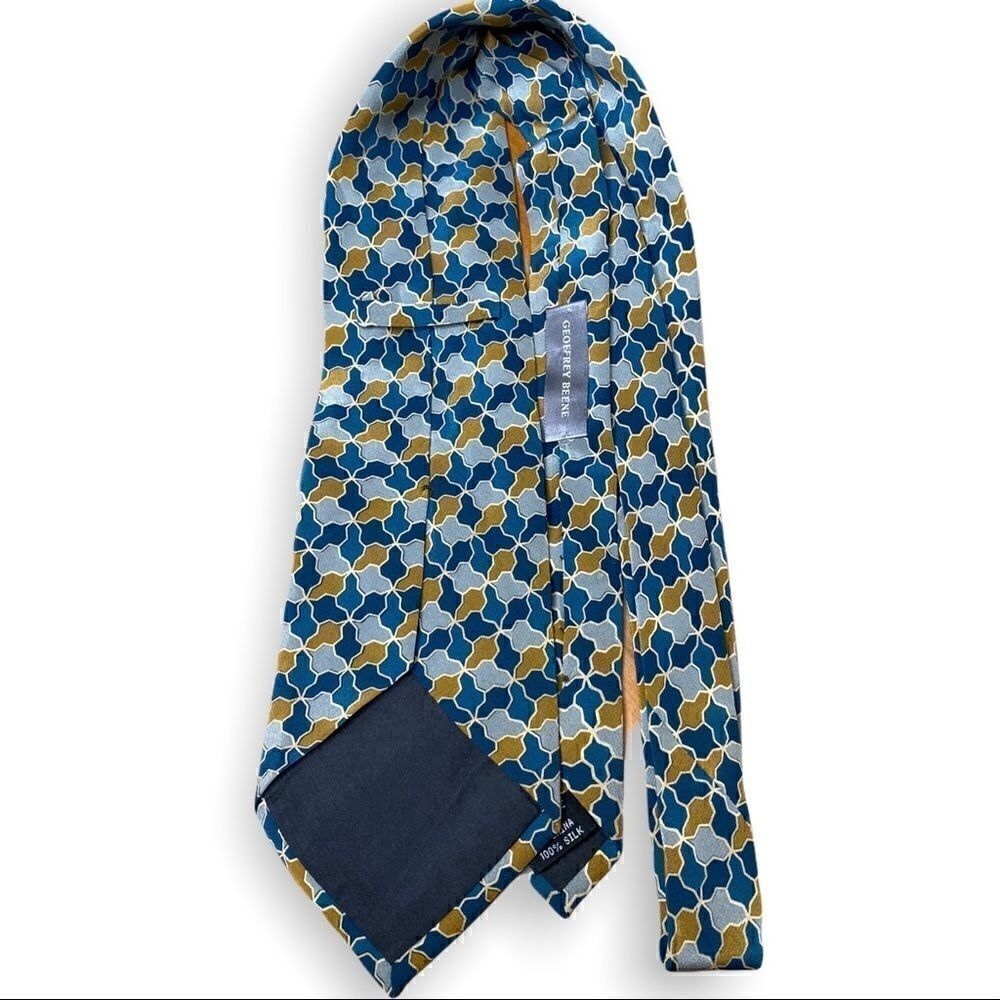 Geoffrey Beene green and gold 100% silk tie